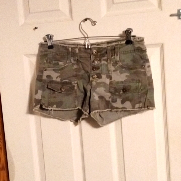 lei Ashley low-rise army camo short shorts - Picture 1 of 6